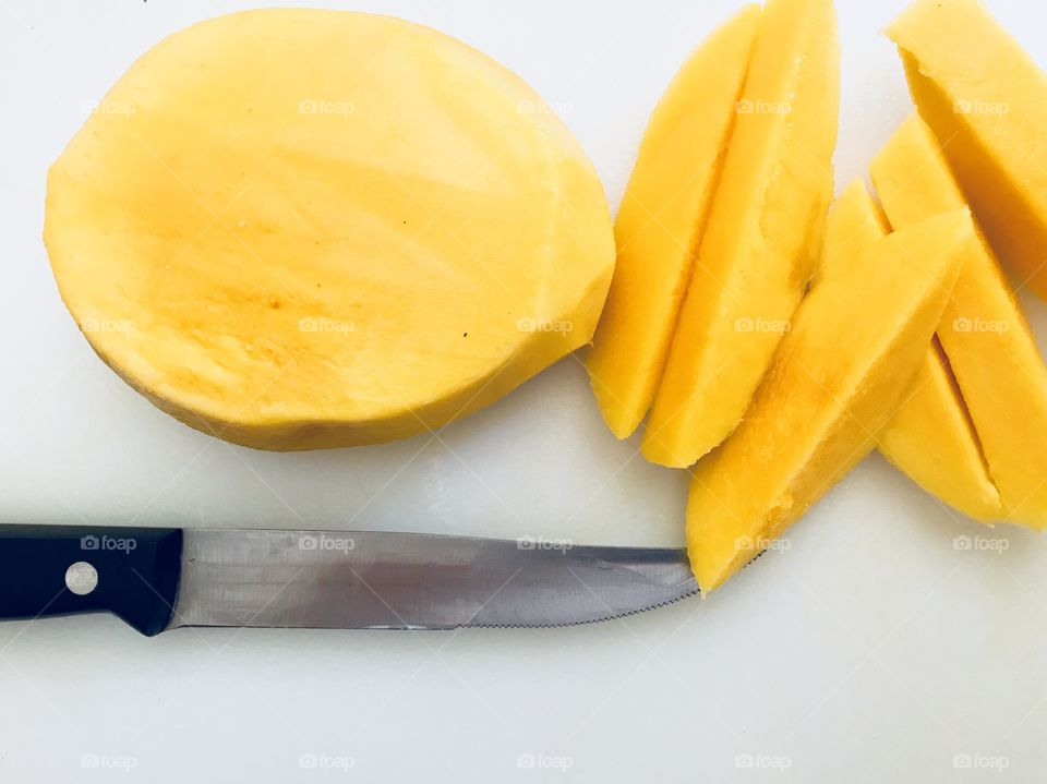 A sliced sweet mango is the best to comfort your sweet tooth for the day. It's healthy that way 😋