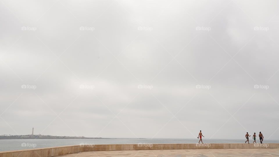 contraste espacio vacío persona junto al mar