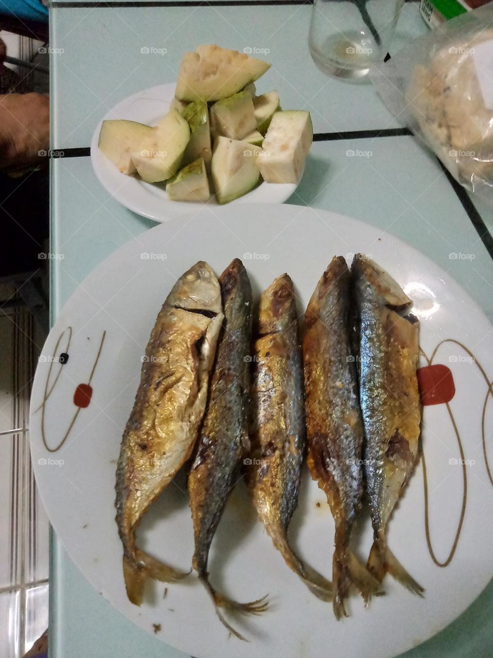 #STAYINGFIT,,  A VERY SIMPLE DINNER, JUST FRIED FISH 🎏AND SLICES OF GUAVAS, 🍈🍇YES YOU CAN