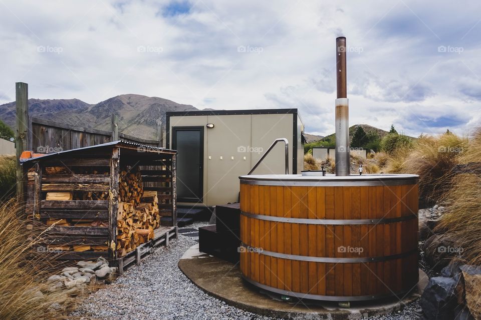 Fire heated, freshwater, private outdoor hot tub in Omarama, New Zealand. Wonderful experience in the mountains!