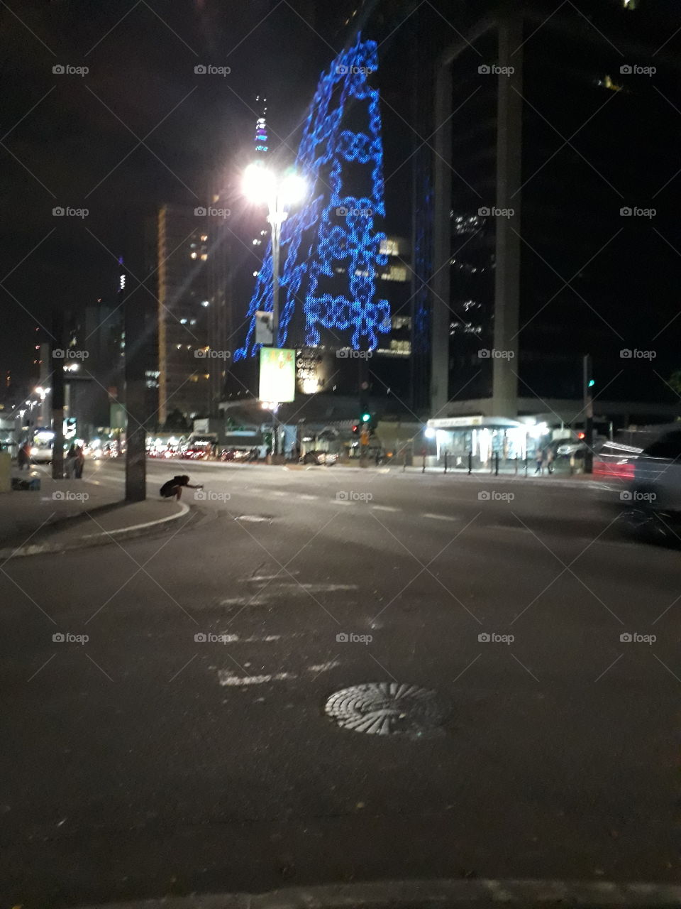 prédio com luzes azul