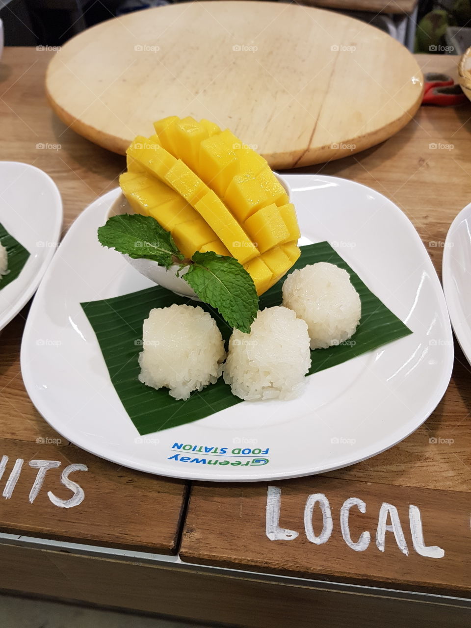 riped mango with sticky rice