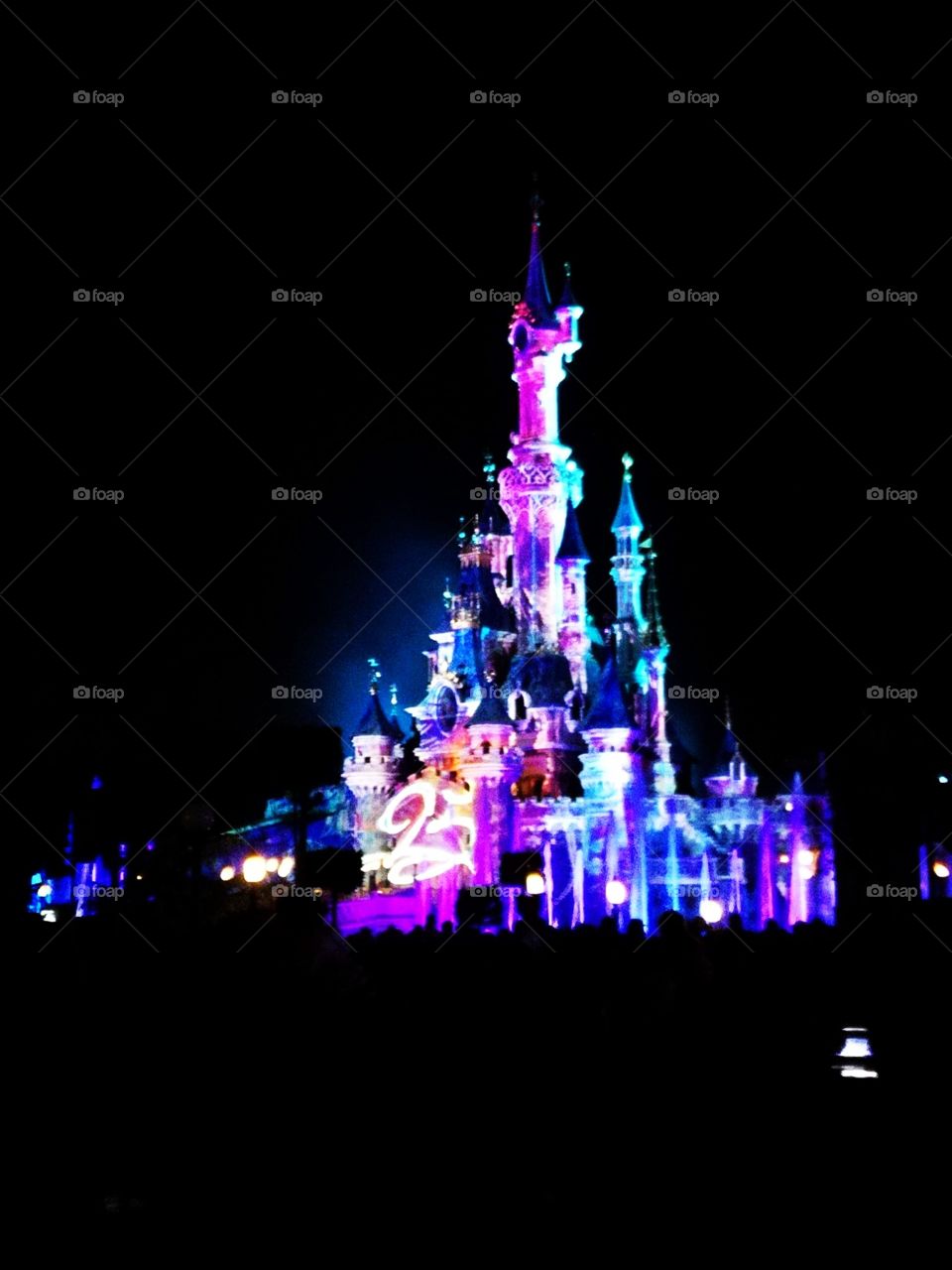 Castelo iluminado na Disneyland Paris