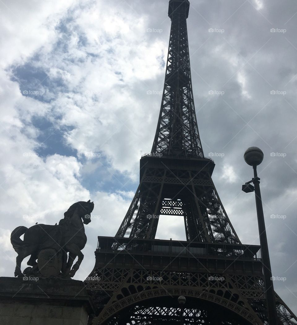 La tour Eiffel été construite par Gustave Eiffel à l'occasion de l'Exposition Universelle de 1889