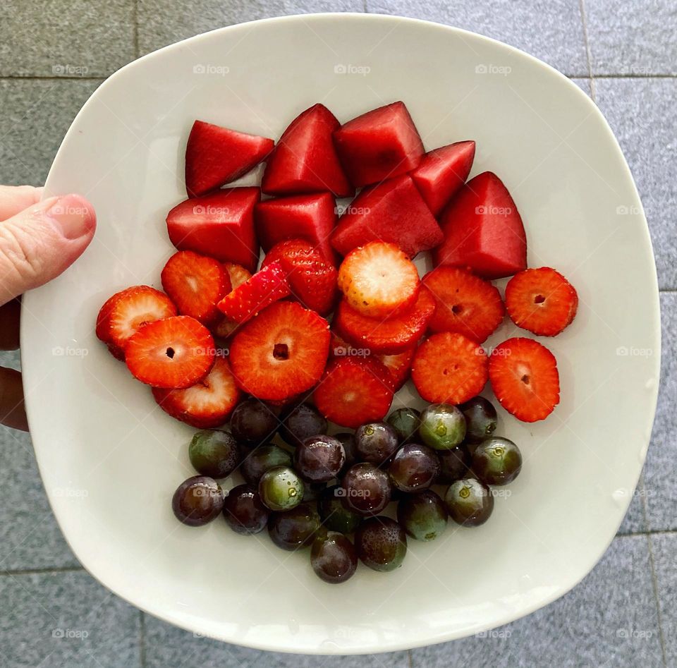 🇺🇸 Fruits to bring you good health: today we have strawberry, plum and grape!  Who will?  Hmm… / 🇧🇷 Frutas para trazer muita saúde: hoje temos morango, ameixa e uva! Quem vai querer? Hum…