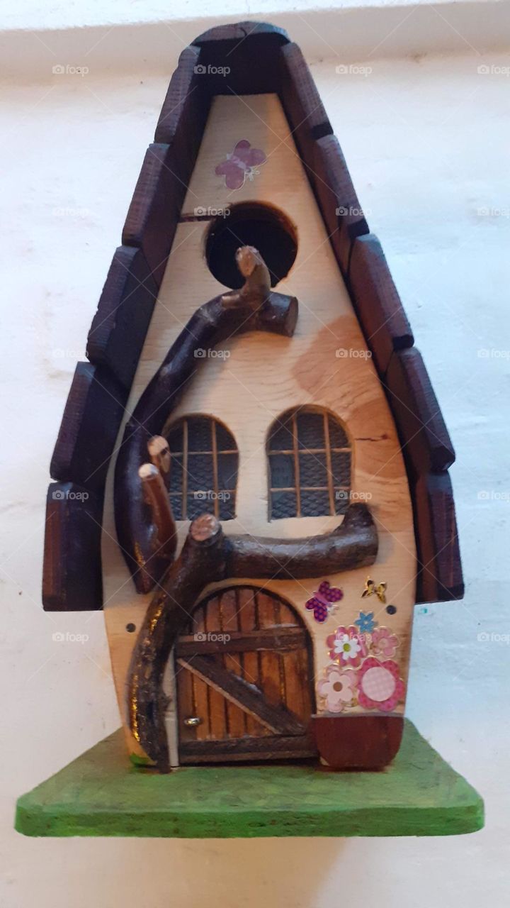 casita de madera para aves