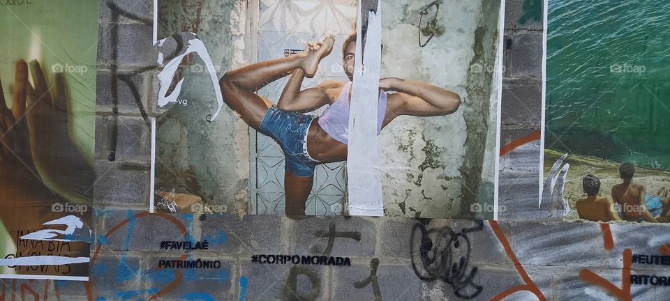 Exposição fotográfica em muro de rua