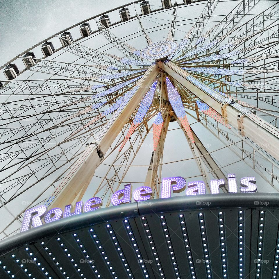 La grande roue de Paris illuminée la nuit