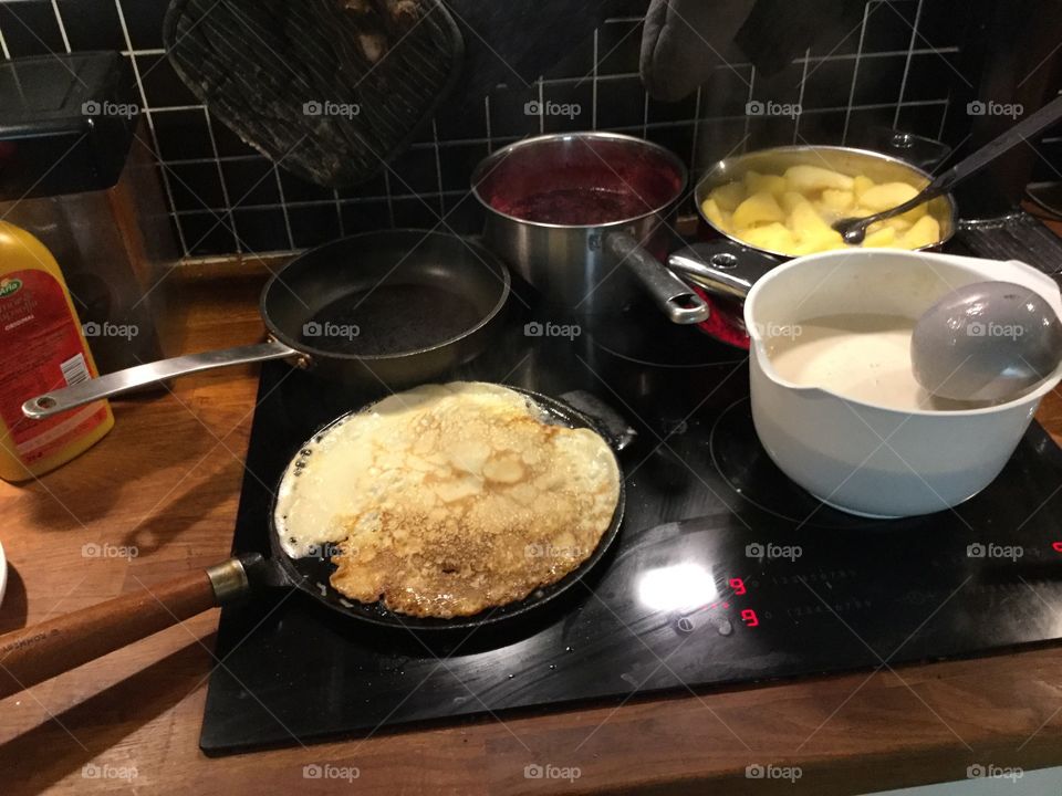 Pancake, pancake, lingon and apple on the stove, at the same time. It gets crowded.