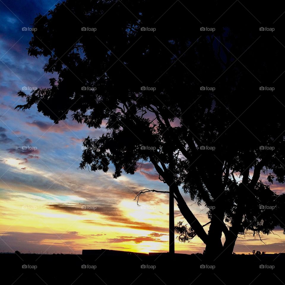 Olha aí a #paisagem nesta 4a feira: apesar do friozinho, os primeiros raios de #sol surgiram e formaram esse belo contraste da silhueta da terra com o clarão do #céu aqui em #Jundiaí. 