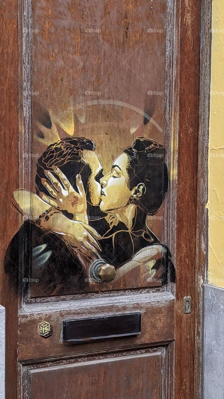 city kiss opening and closing doors