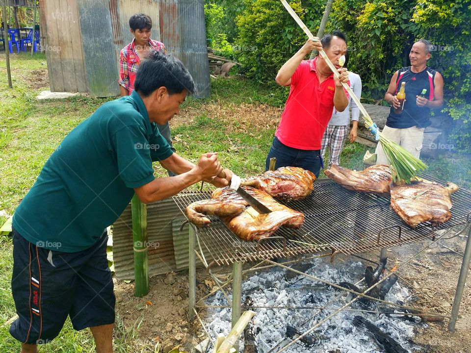 Roast Pork.. The cooking is making a hog roast. And put the seasoning into the meat.