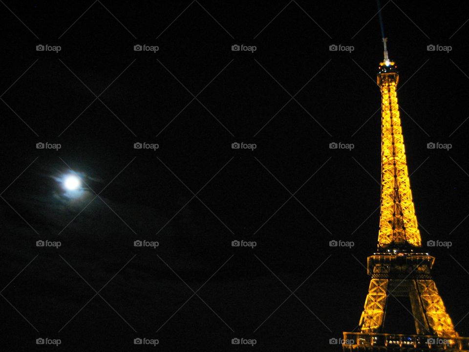 Illuminated eiffel tower at night