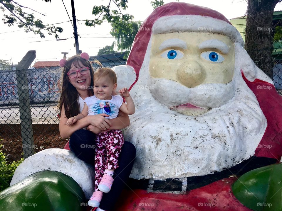 Papai Noel? Já? Em Outubro? Não importa. O que vale é o sorriso das minhas filhas. 