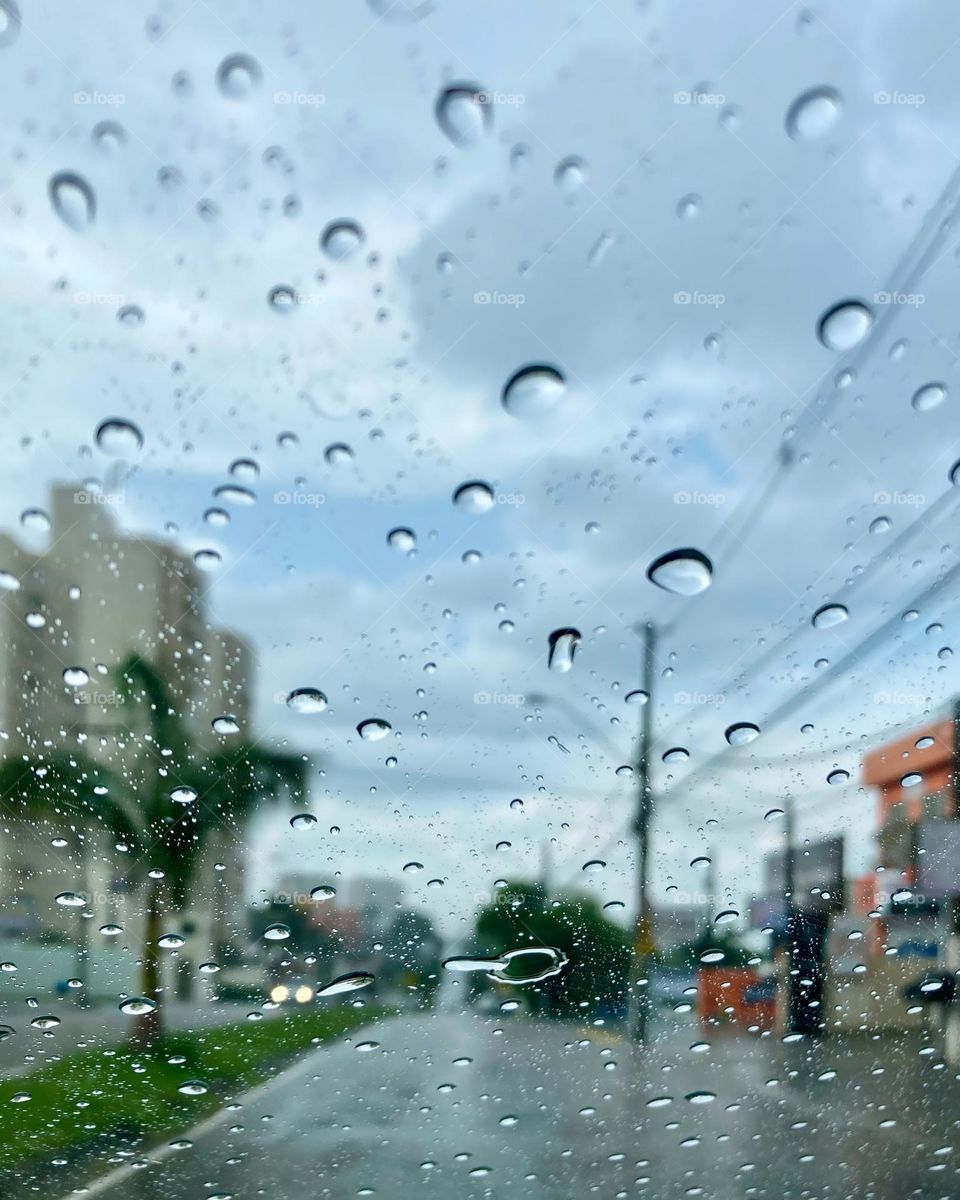 E um pouquinho de chuva para refrescar o dia?
Arre que ela veio. 
☔️📸
#FOTOGRAFIAéNOSSOhobby
