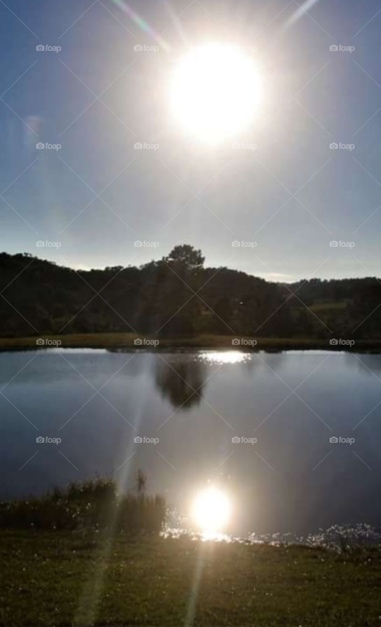 Lua cheia Bela imagem , refletindo na água.
