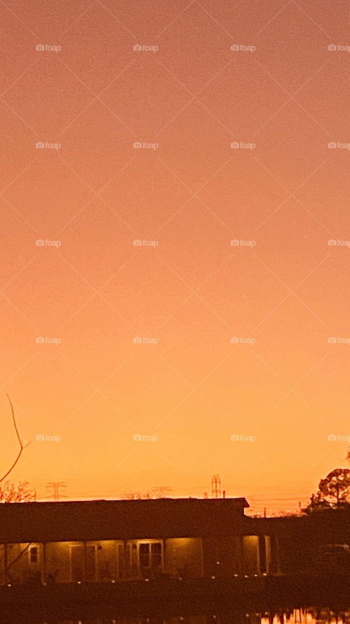 How does the Sky go from pales colors to Bright Orange in a matter of 20 minutes leaving me dumbfounded to take pics like this every evening. 