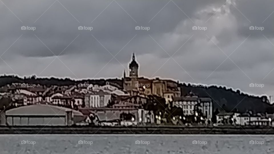 Hondarribia el pueblo desde las marismas del Bidasoa