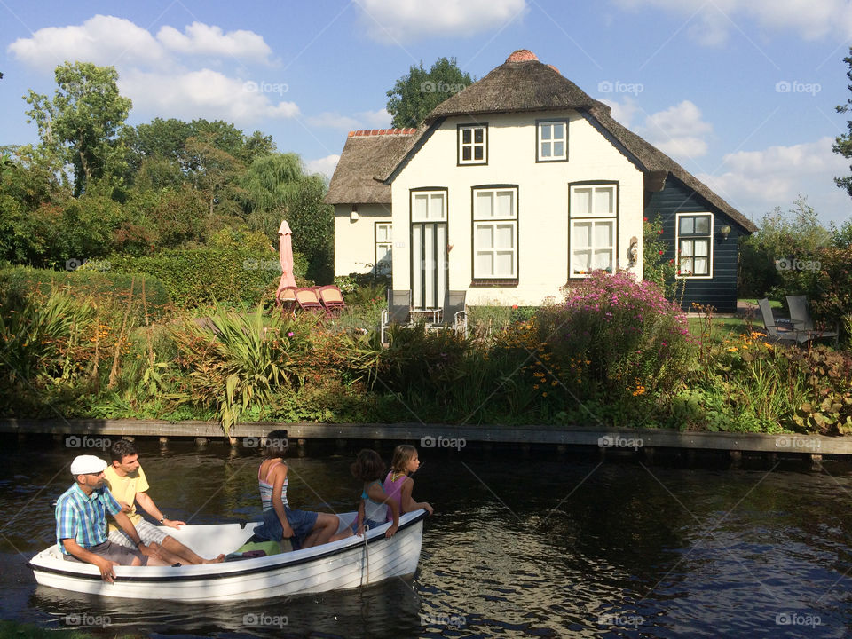 Family in a boat cruising through Giethoorn