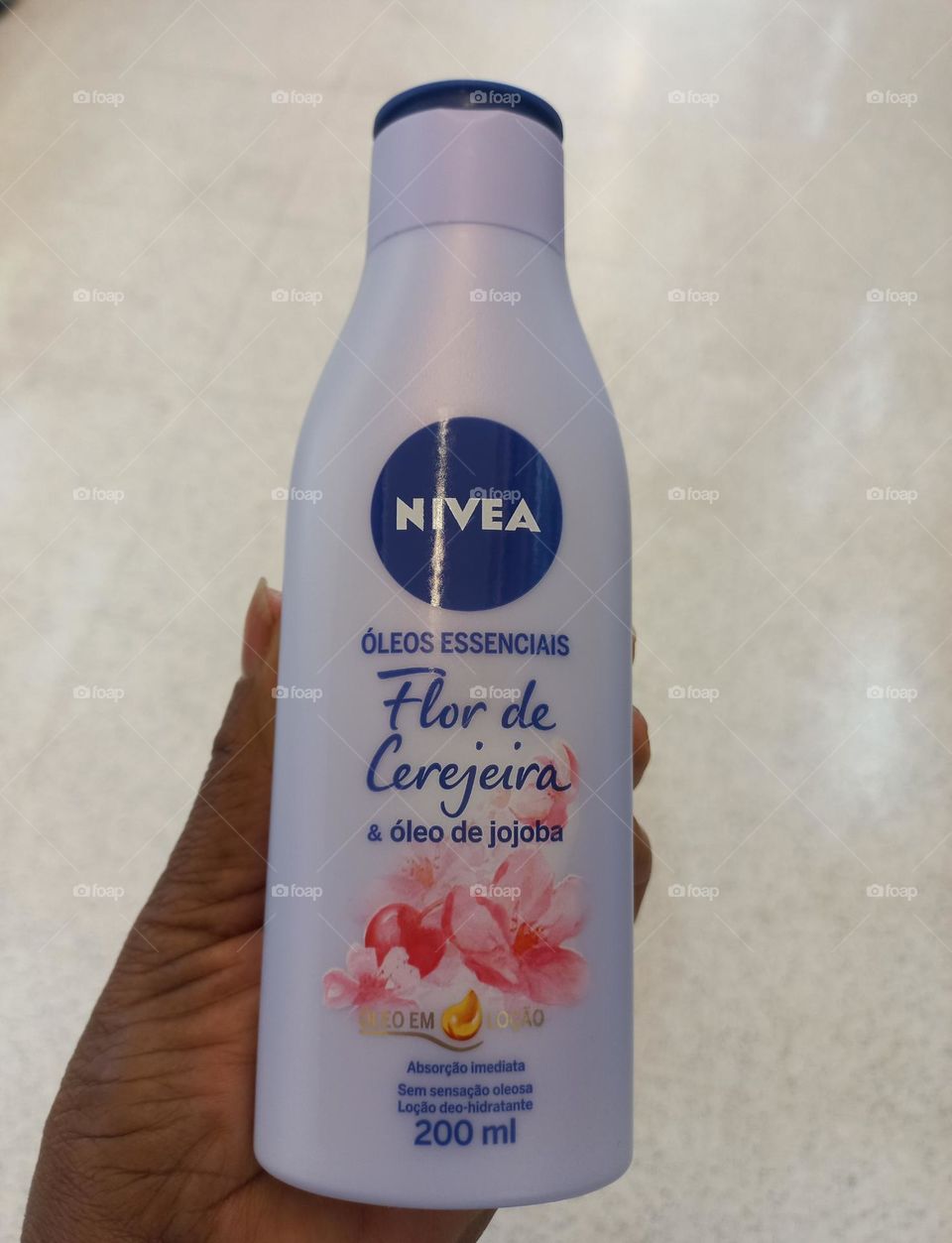 Pele bonita e saudável  é  pele tratada e bem hidratada.  Aplique  a loção deo hidratante Flor de Cerejeira & óleo de jojoba  da NIVEA todos os dias, no corpo inteiro e  tenha uma pele bonita, hidratada e macia