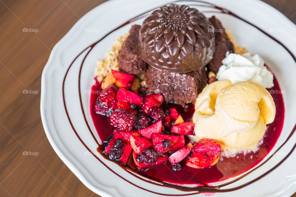 Can you resist this dessert with chocolate, ice cream and fruits?