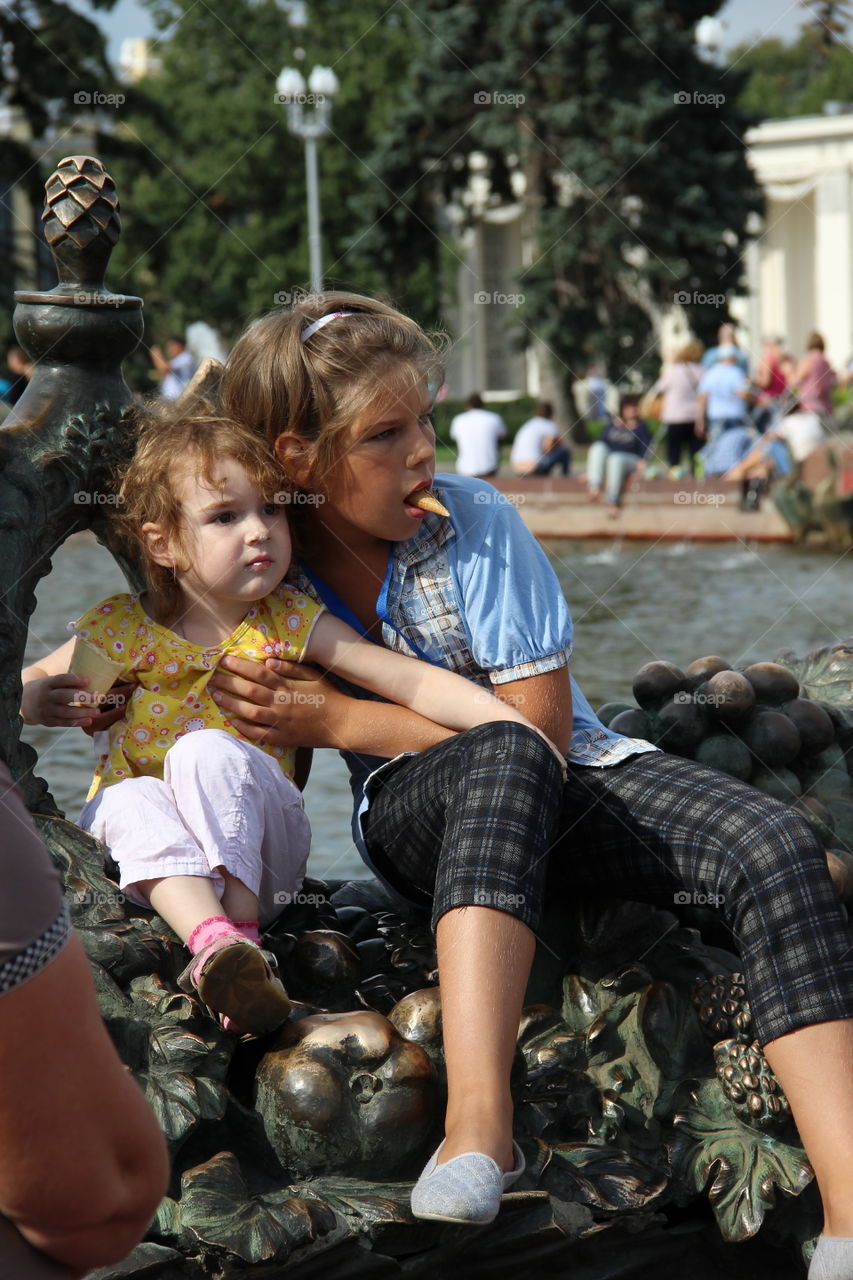 детям фонтаны в парке
