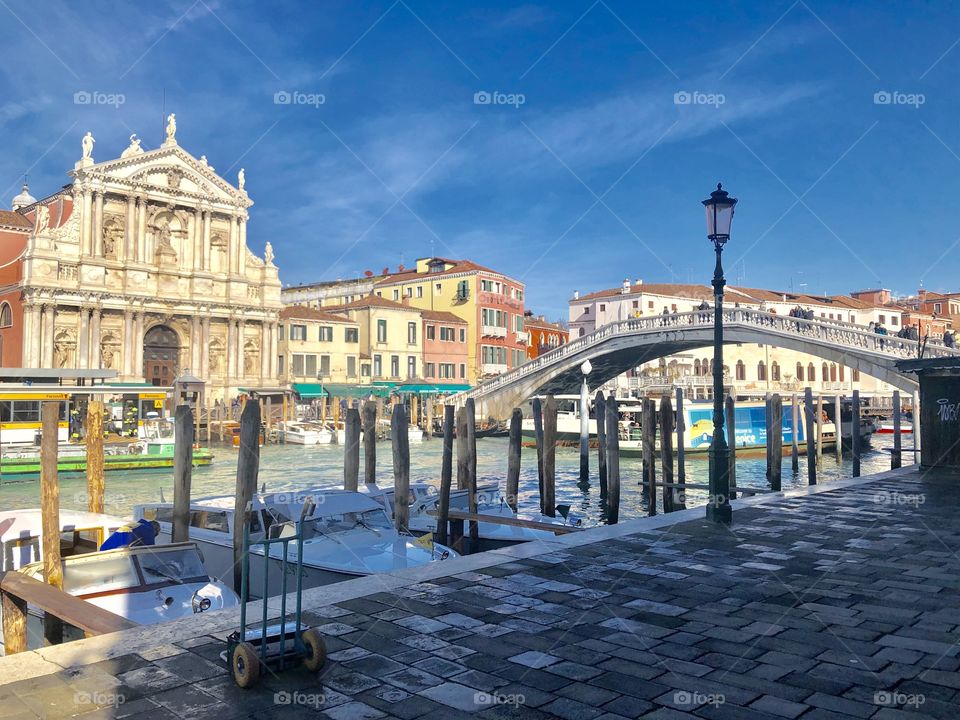 “Pintura” de Veneza em lindo dia de céu azul 