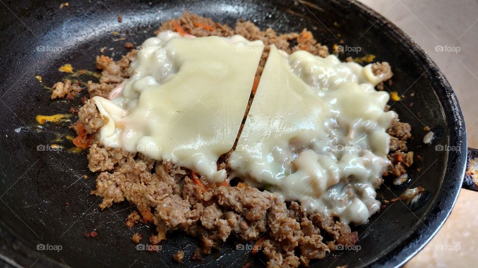 Carne moída com cobeetura de queijo mussarela.