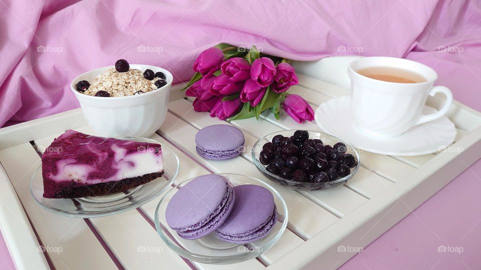 Good morning 💜 Romantic breakfast 💜 Oatmeal with berries, blackcurrant, cake, macarons, green tea💜 Tray on the bed💜