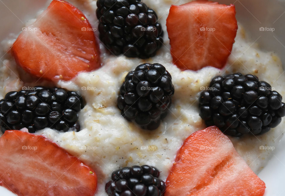 Oatmeal with strawberries and blackberries