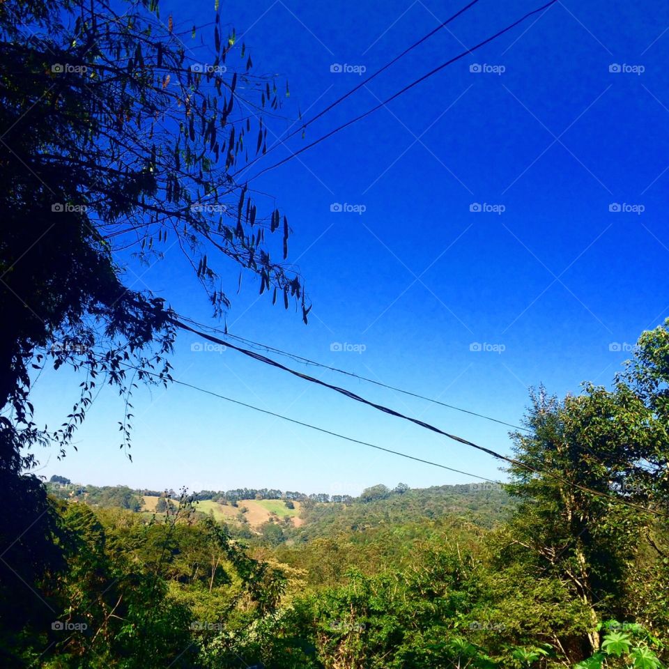 Céu muito bonito na parte da tarde. Ao fundo, a Serra do Japi deixando a combinação do verde e só azul perfeita. 