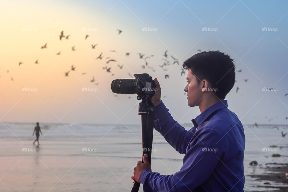 Ocean, birds and photographer