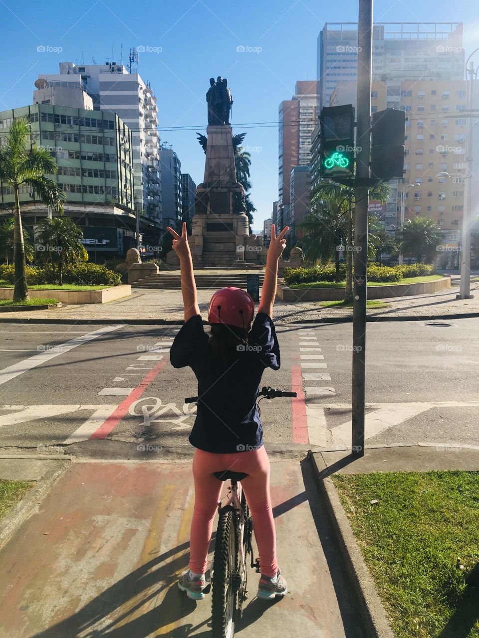 Passear com minha filha Marina é tudo de bom. Que menina incrível (e que disposição...). (Parte 5)
🚲 
#bike #bicicleta #filha #família #pai #passeio #esportes