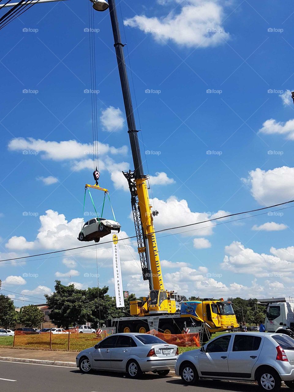 Crane carrying a fusca