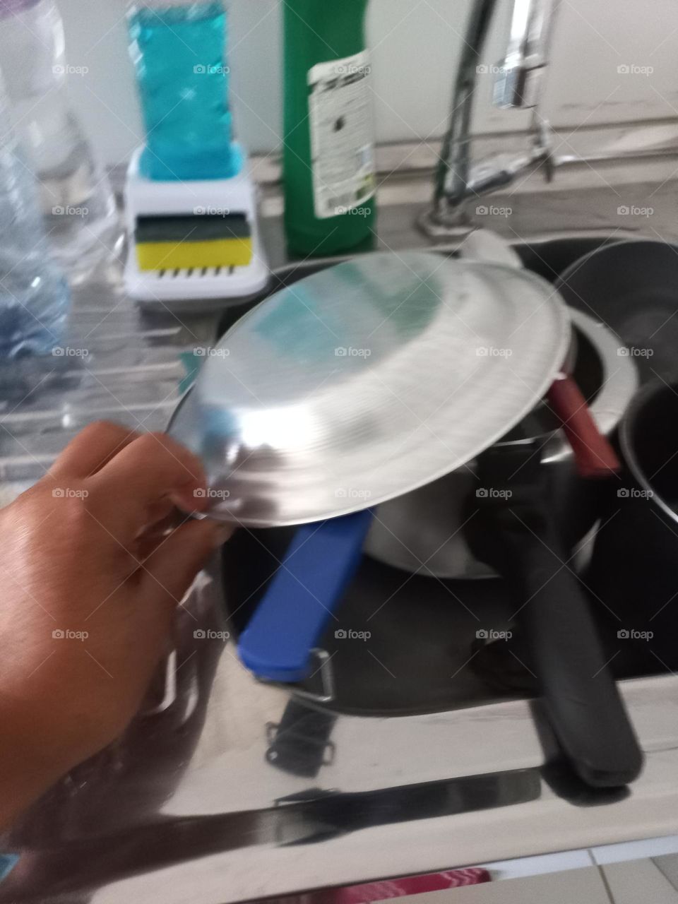 Lavando a louça de maneira correta. Antes de lavar os pratos e panelas, limpe bem os restos de comida e jogue-os no lixo. Ensaboe com a torneira fechada e depois enxague tudo de uma vez.  Assim você economiza água