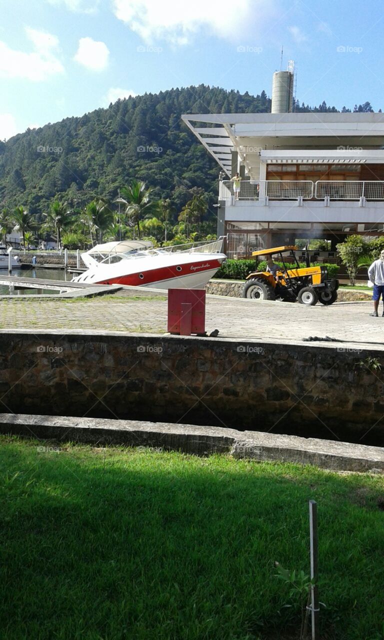 Trator e lancha. Praia - Ubatuba/SP - Brasil.