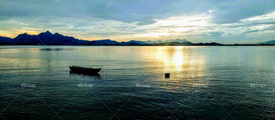 Um barquinho e um lugar para ancorar.