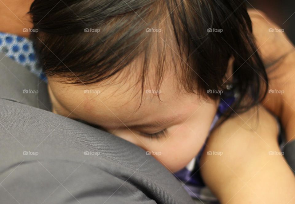 Baby girl enjoys Sweet slumber on daddy’s shoulder