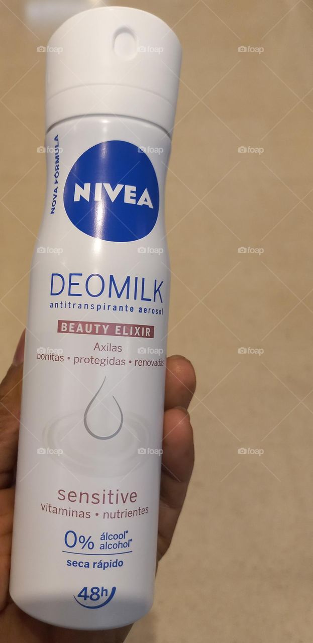 NIVEA  DEOMILK BEAUTY ELIXIR, o antitranspirante aerossol,  sem álcool, com fórmula exclusiva  enriquecida com vitaminas e nutrientes do leite. Axilas bonitas, hidratadas,  protegidas e renovadas.   A NIVEA  cuida da sua pele com carinho