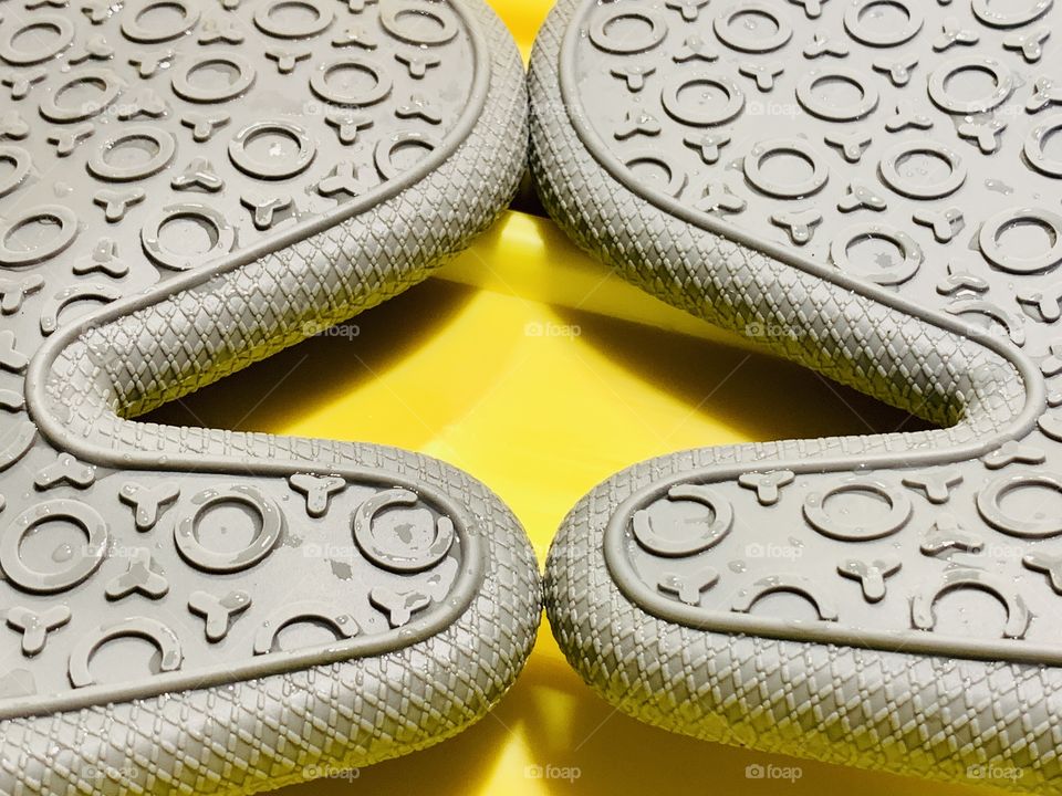 A gray pot holder with yellow tray background.