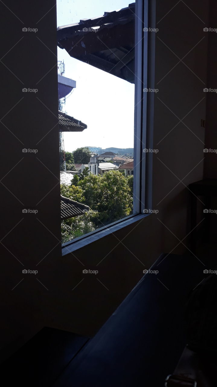 lihatlah keluar jendela