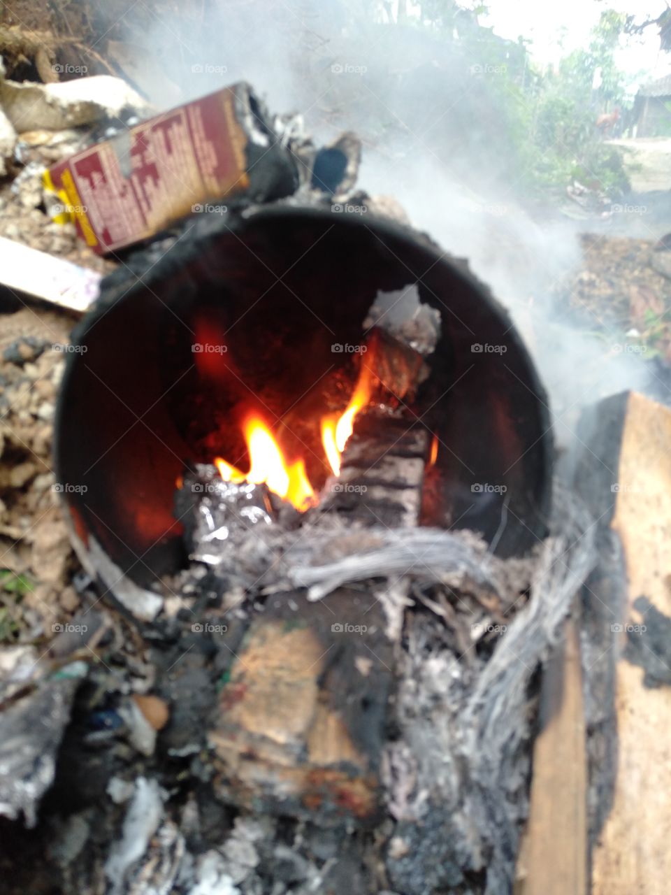 pembakaran sampah rumah tangga di halaman rumah termasuk kaleng yang di bakar