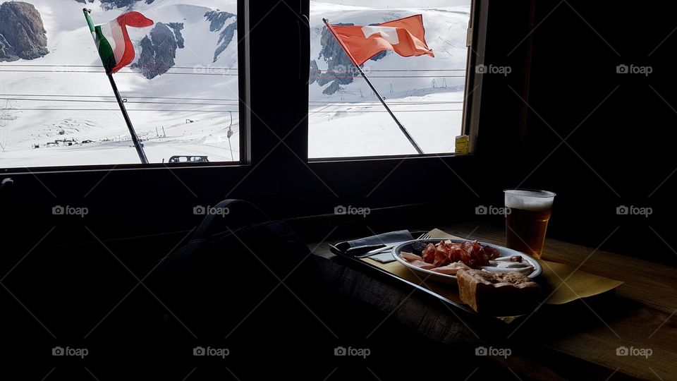 Lunch break at glacier Plateau Rosa with a stunning view of the border between Italy and Switzerland, Breuil-Cervinia, Italia, Italien, mat med fin utsikt över gränsen mellan Italien och Schweiz , glaciär 