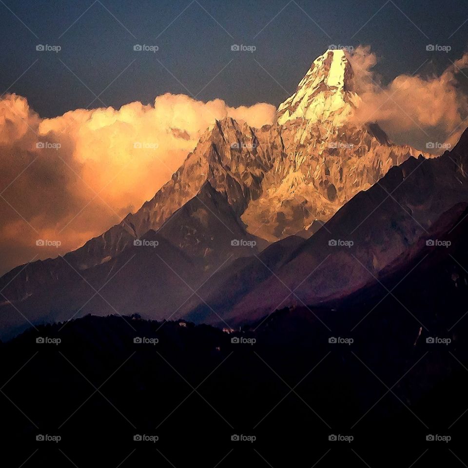 The sun lights up Mount Ama Dablam on the way to Everest Base Camp in Nepal 🇳🇵