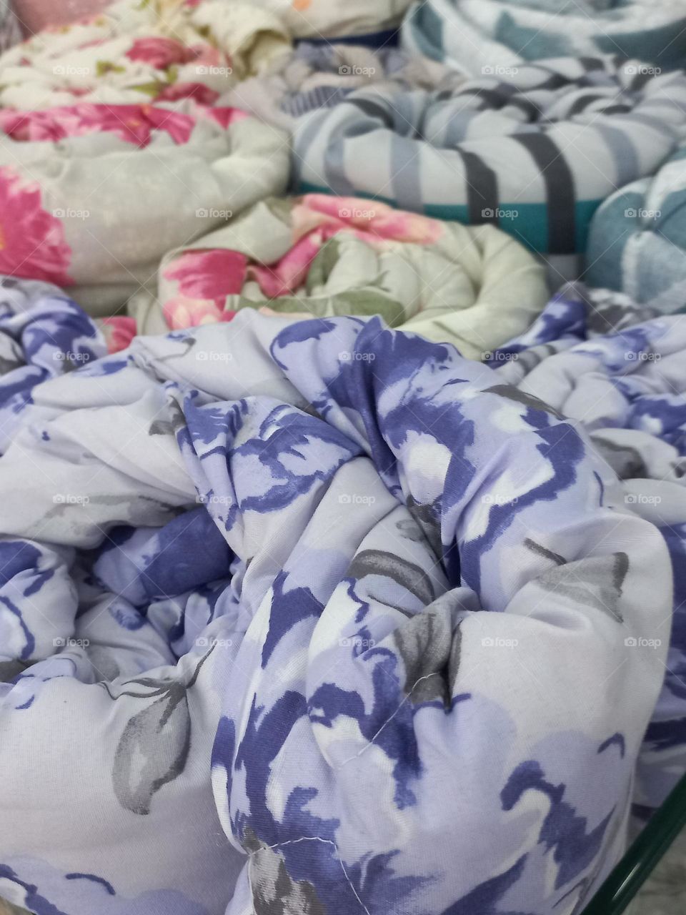 Edredom uma peça bela, cheia de estilo e charme. A beleza do edredom não  se resume apenas ao seu toque macio, mas a sua capacidade de aquecer, embelezar e complementar a decoração do ambiente.