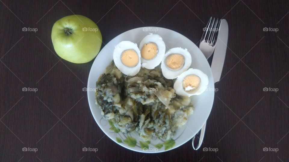 The Cooked Egggs, Mangold and an Apple