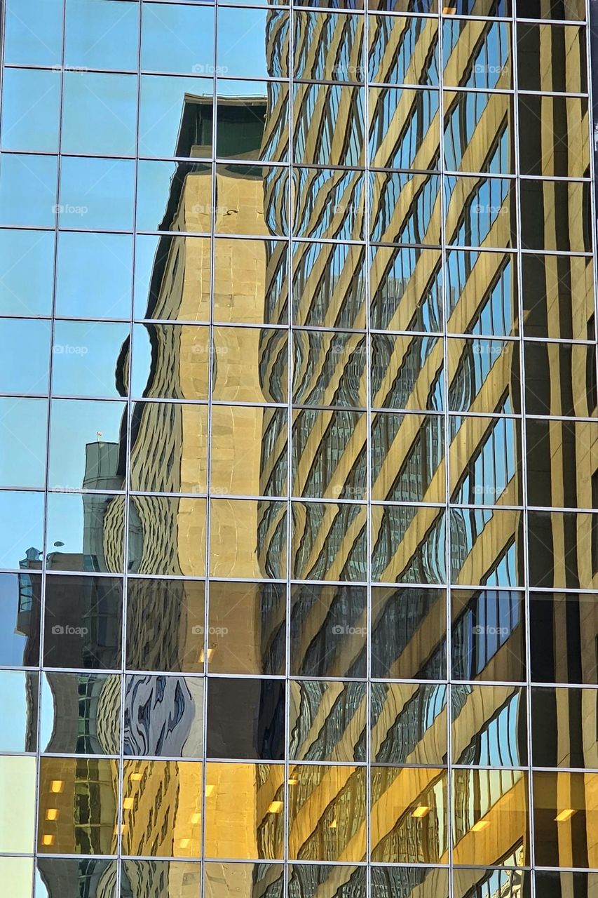 reflection in à building in Montréal