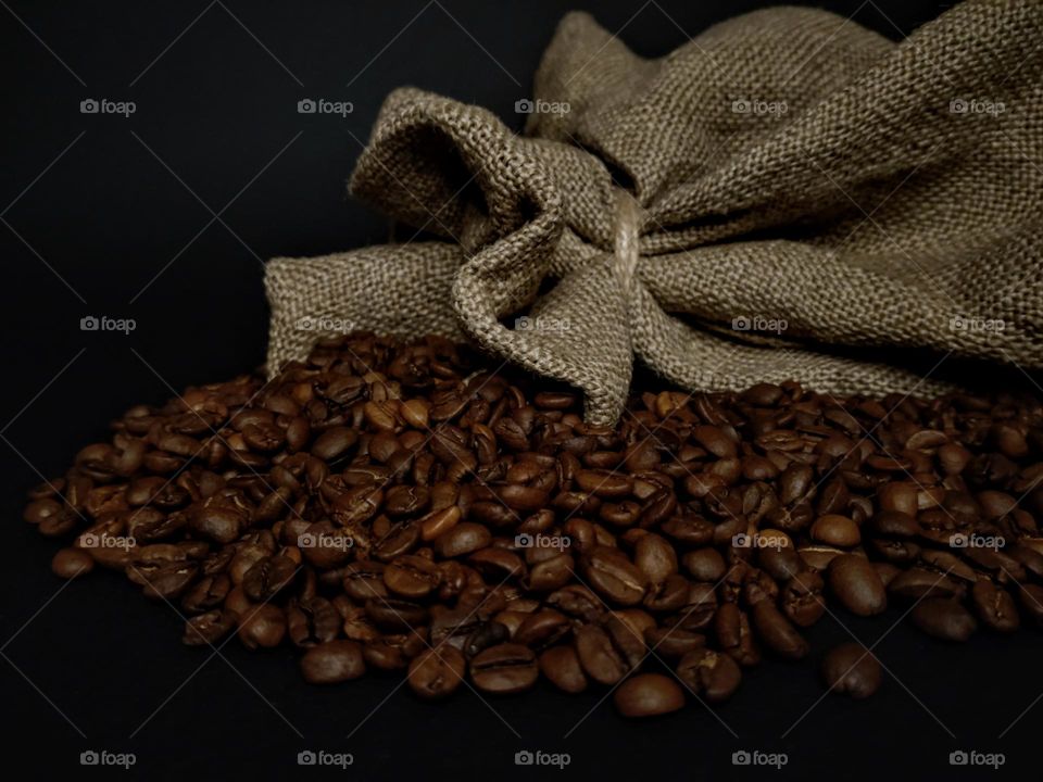 Organic coffee beans 🤎🤎 Coffee beans spilled out of a bag of coffee beans 🤎🤎