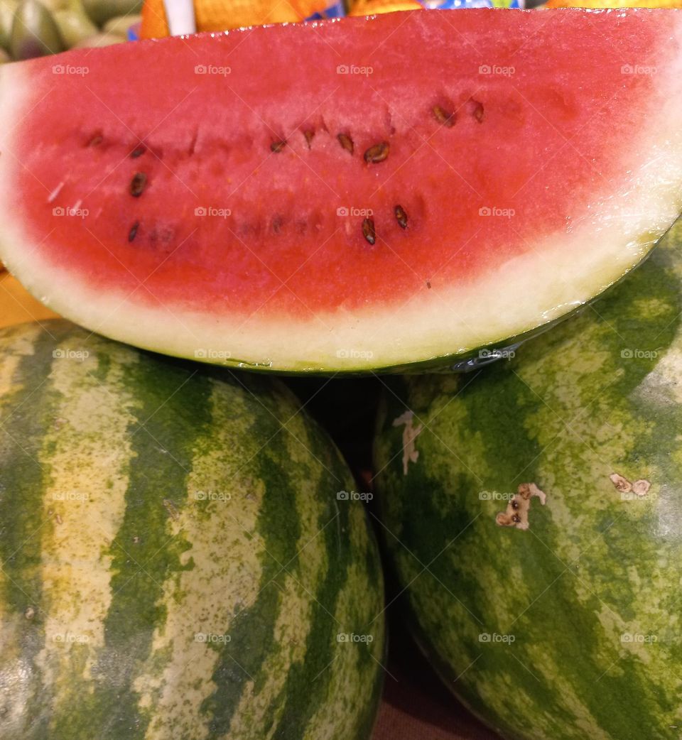 A melancia é uma fruta deliciosa, rica em vitamina A e C, que atua como um ótimo antioxidante para o corpo, proporcionando  o fortalecimento  do  sistema imunológico  na prevenção  de várias doenças.