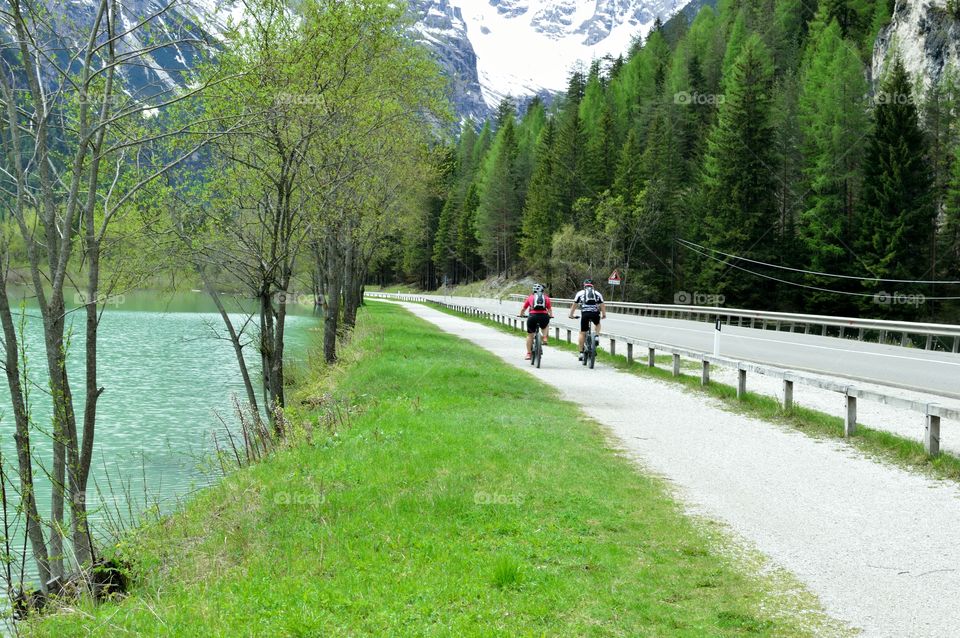 cyclists on the shore of the lake